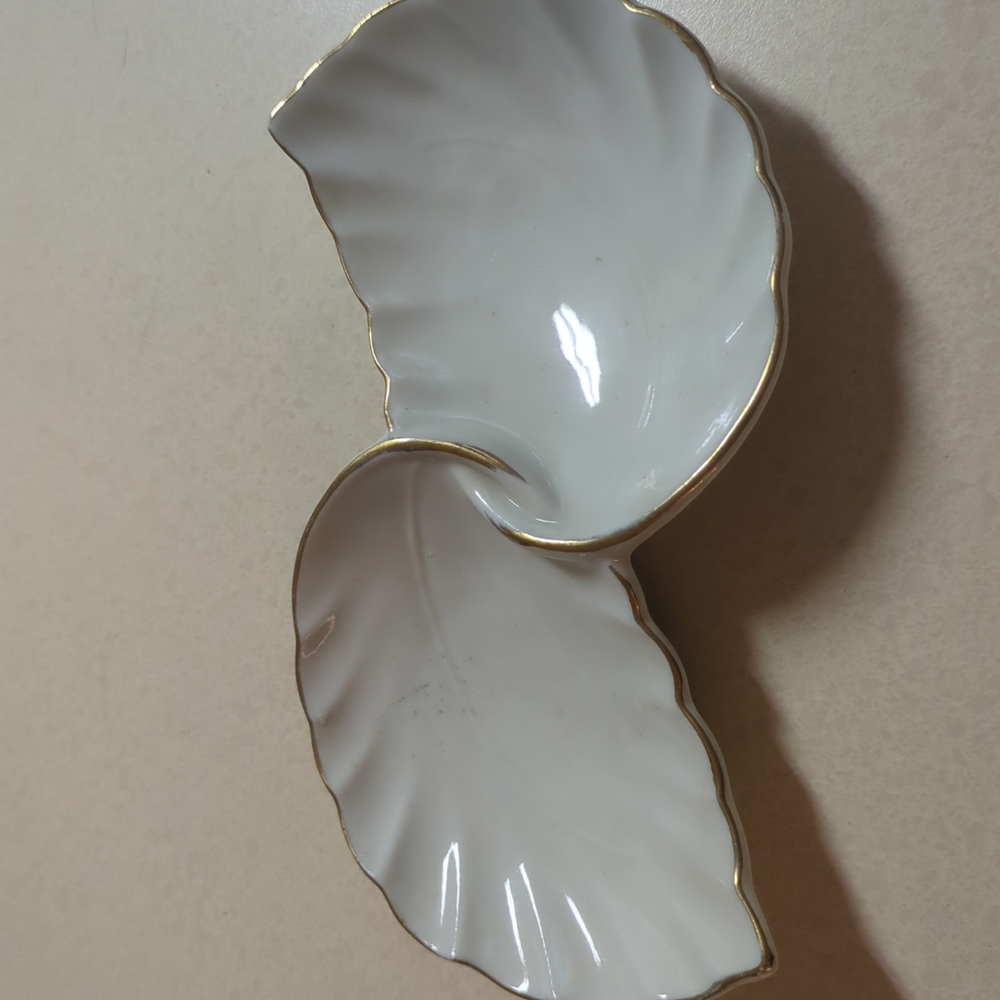 Elegant White and Gold Leaf-Shaped Serveware